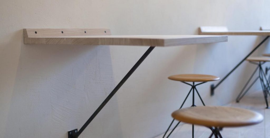 Tisch an der Wand montiert