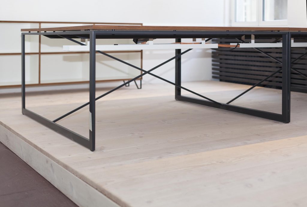 Tisch auf Podest aus Massivholzdielen