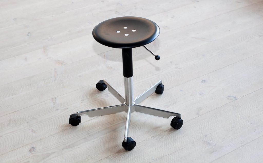 Stuhl auf Massivholzdielen