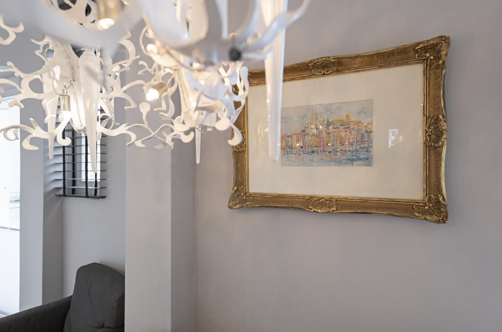 Mittelstraße Impression Lampe und Gemälde