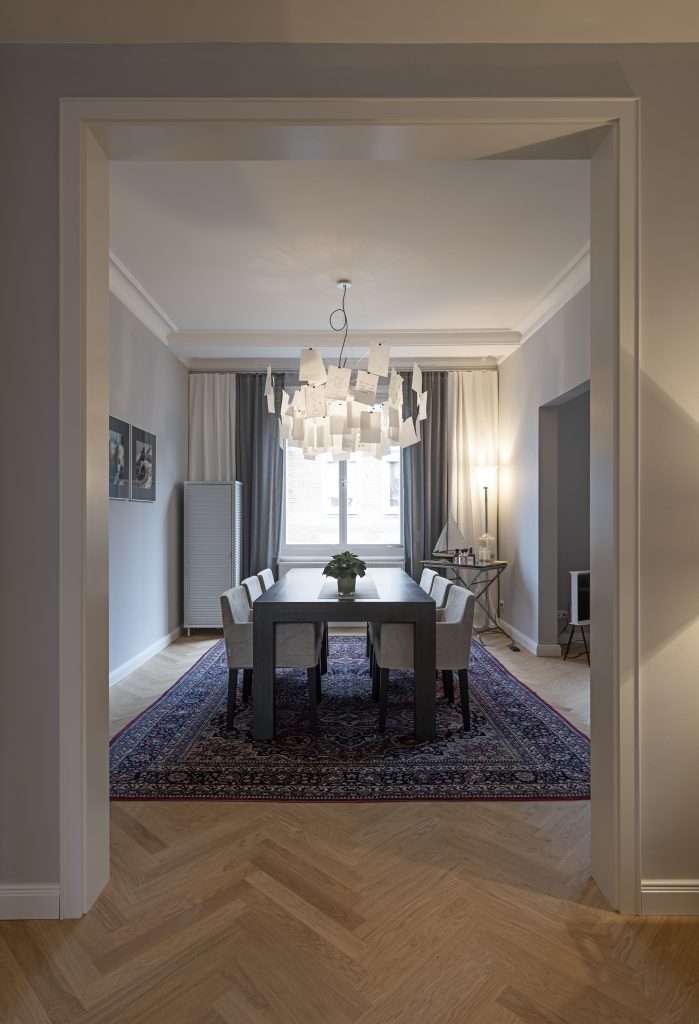 Mittelstraße Tisch und Stühle