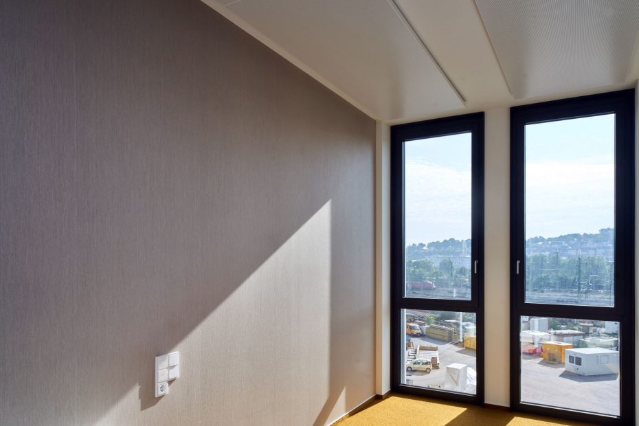 Hochwertige Tapezierarbeiten in einem modernen Stuttgarter Büro im Europaviertel 1