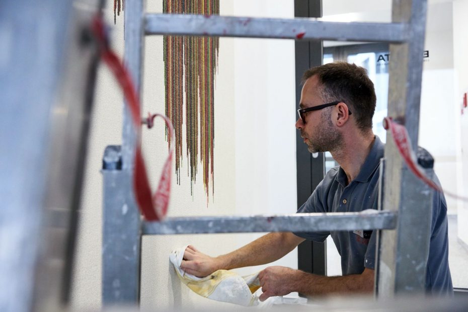 Hochwertige Tapezierarbeiten in einem modernen Stuttgarter Büro im Europaviertel 30